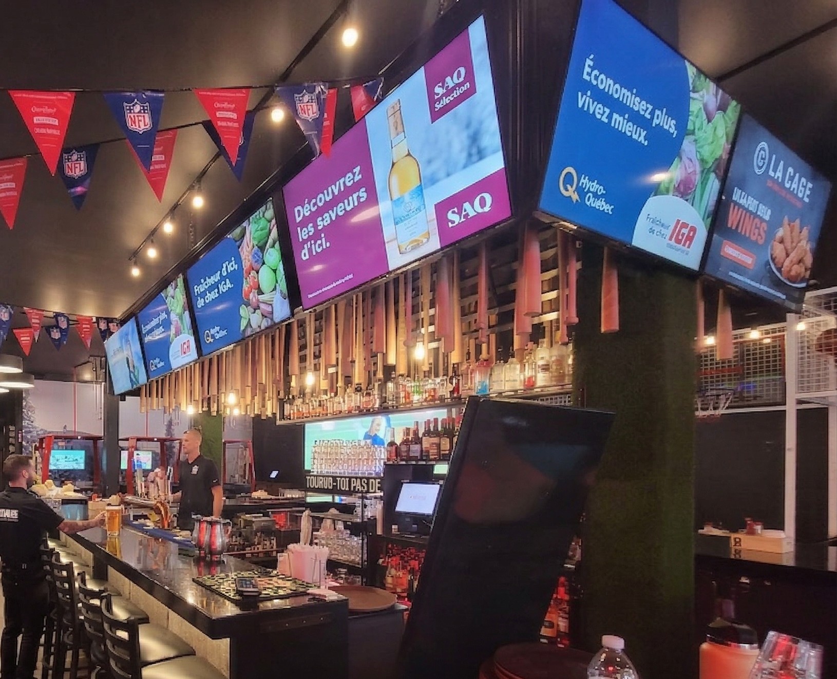 Écrans publicitaires dans un bar partenaire DartsMEDIA
